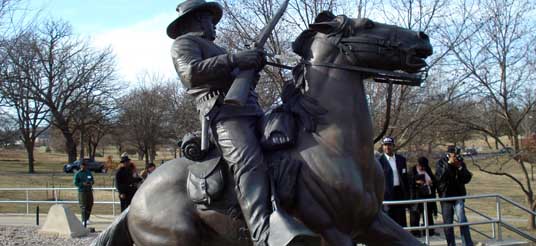 statue of man on horse